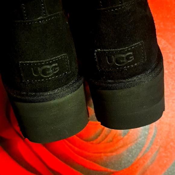 UGG Classic Mini Platform Boots - Picture 3 of 5